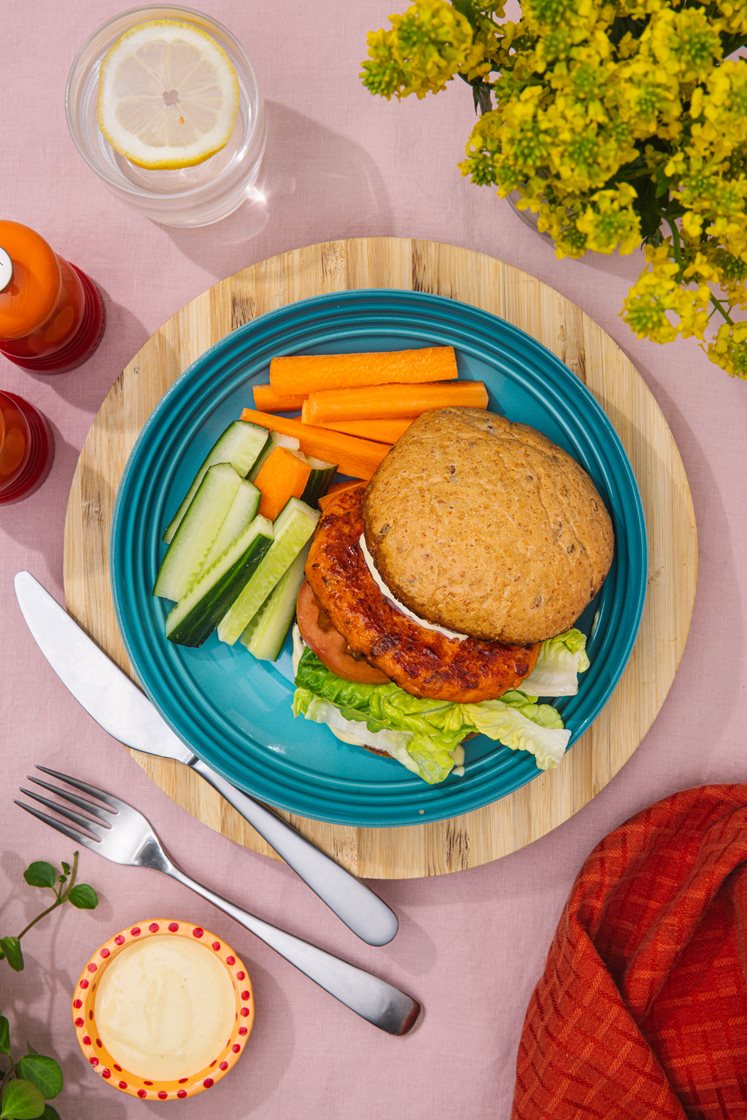 Ørretburger med cheddar og chili, grønnsaksstaver og to dipp-sauser