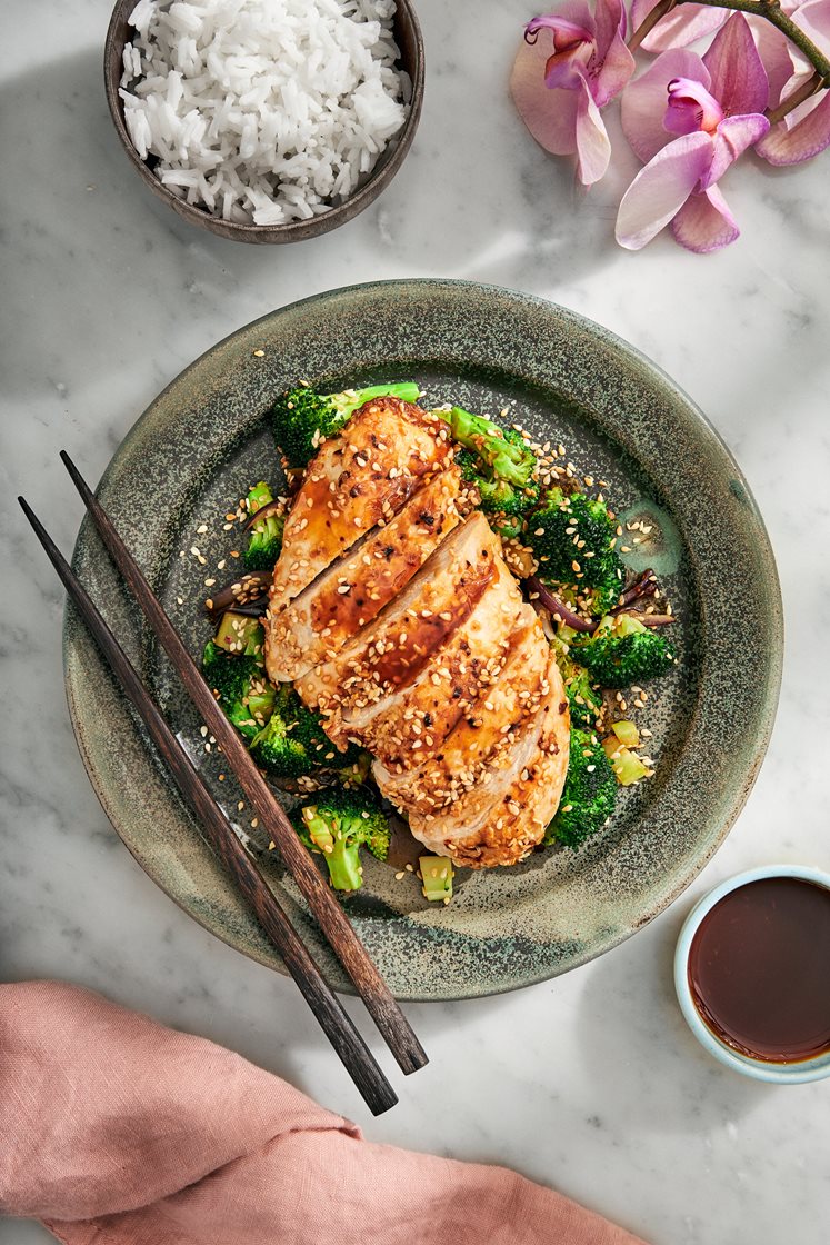 Sesampanerad kyckling med sesambroccoli och basmatiris