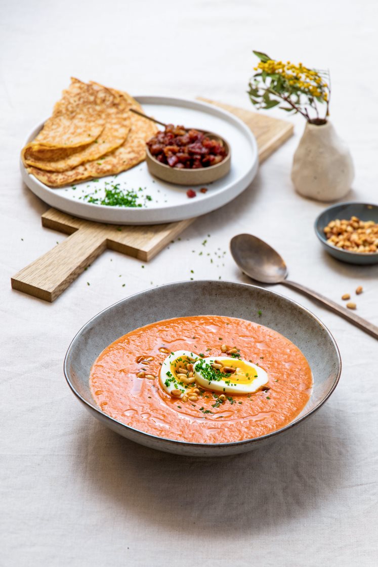 Tomatsuppe med egg, pannekaker og sprøstekt bacon