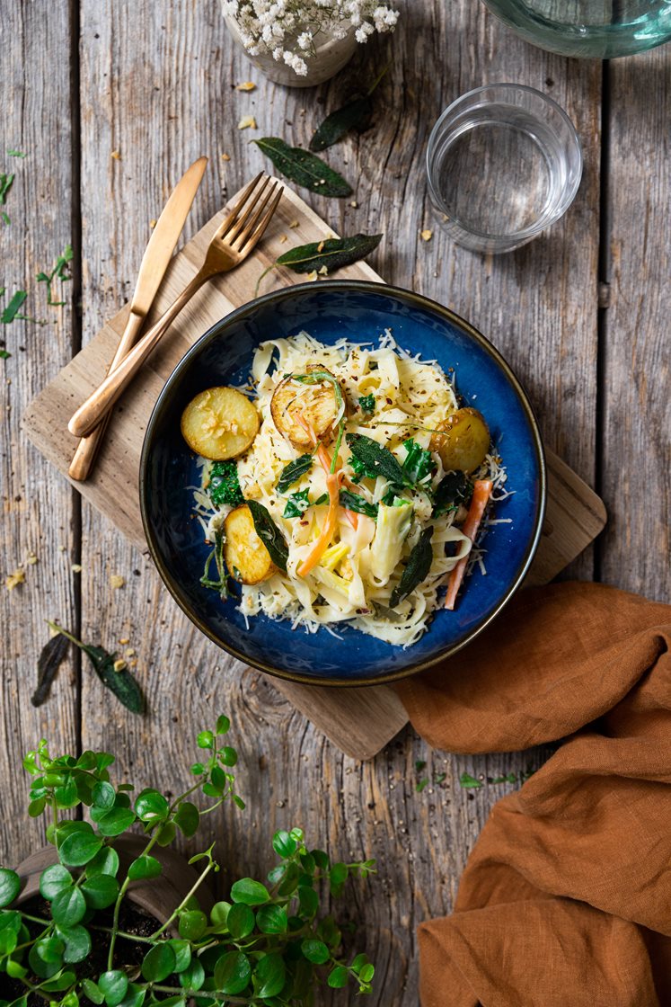 Pizzoccheri - tagliatelle i kremet ostesaus med salviepoteter og savoykål