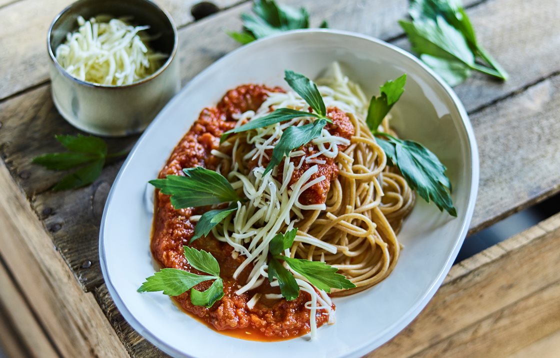 Grøntsagsbolognese med grov pasta