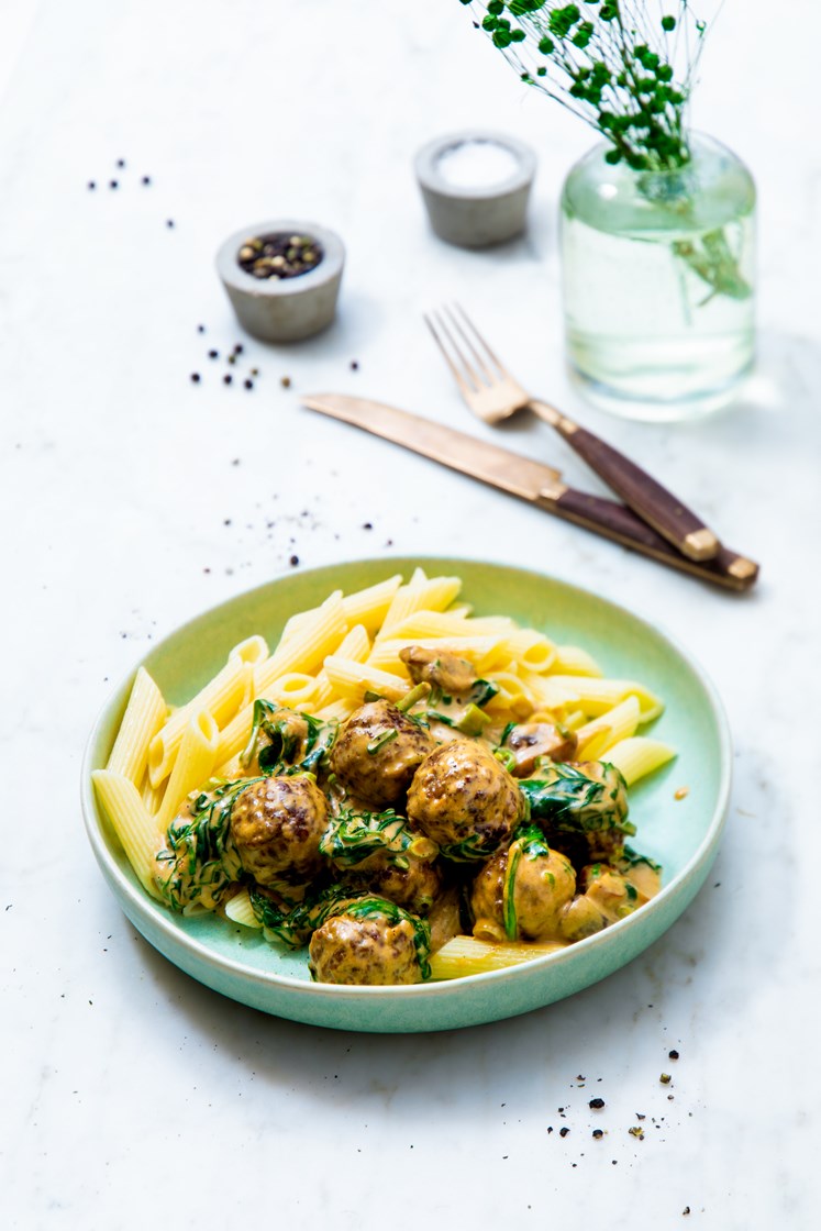 Pasta penne med steinsoppsaus, kjøttboller, aromasopp, spinat og vårløk 