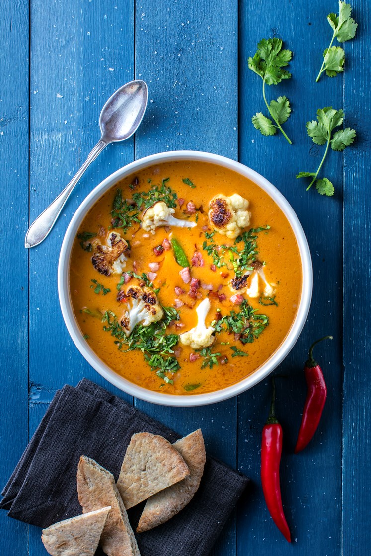 Indisk kyllingsuppe med stekt blomkål og bacon, koriander og langbrød 