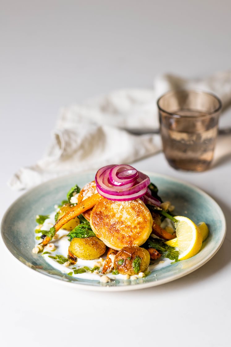 Fiskekaker med krydderbakte gulrøtter, småpoteter og spinat, servert med frisk yoghurt, pesto og hasselnøtter