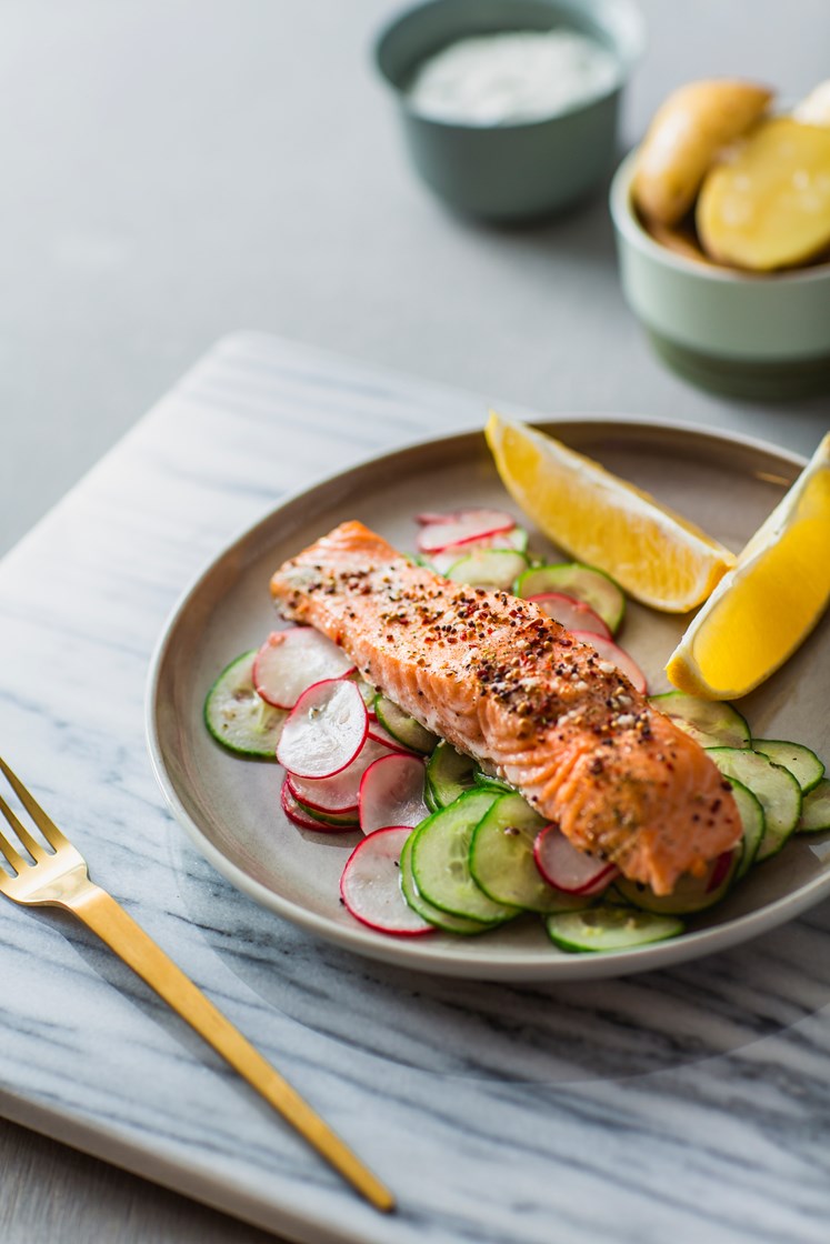 Smørstekt laks med syrlig agurk- og reddiksalat, poteter og rømmedressing