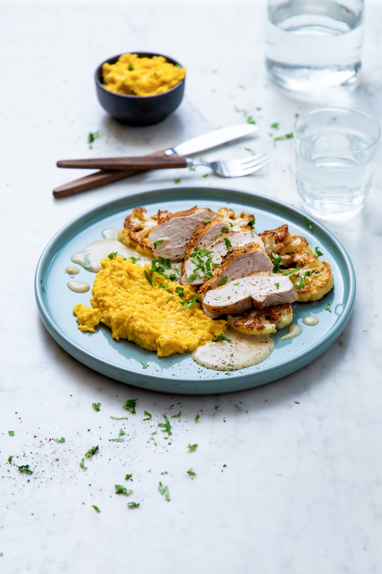 Kyllingfilet med maiskrem, stekt blomkål og urtesaus
