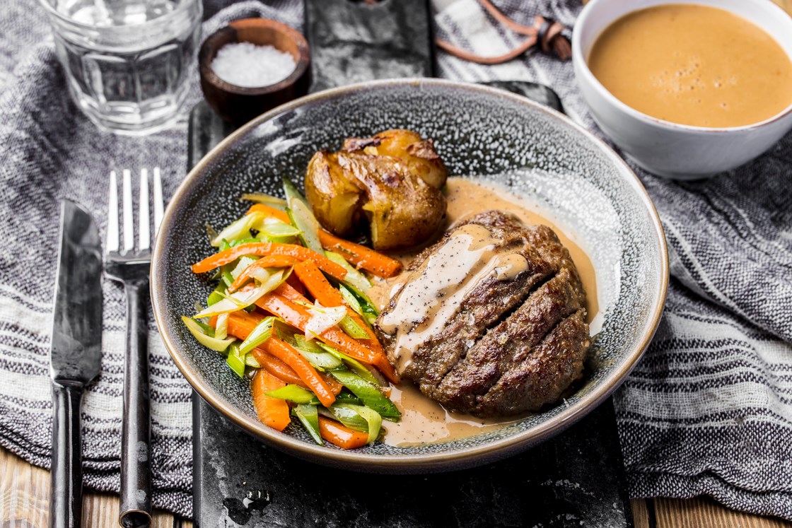 Karbonader med helstekte poteter og glaserte gulrøtter