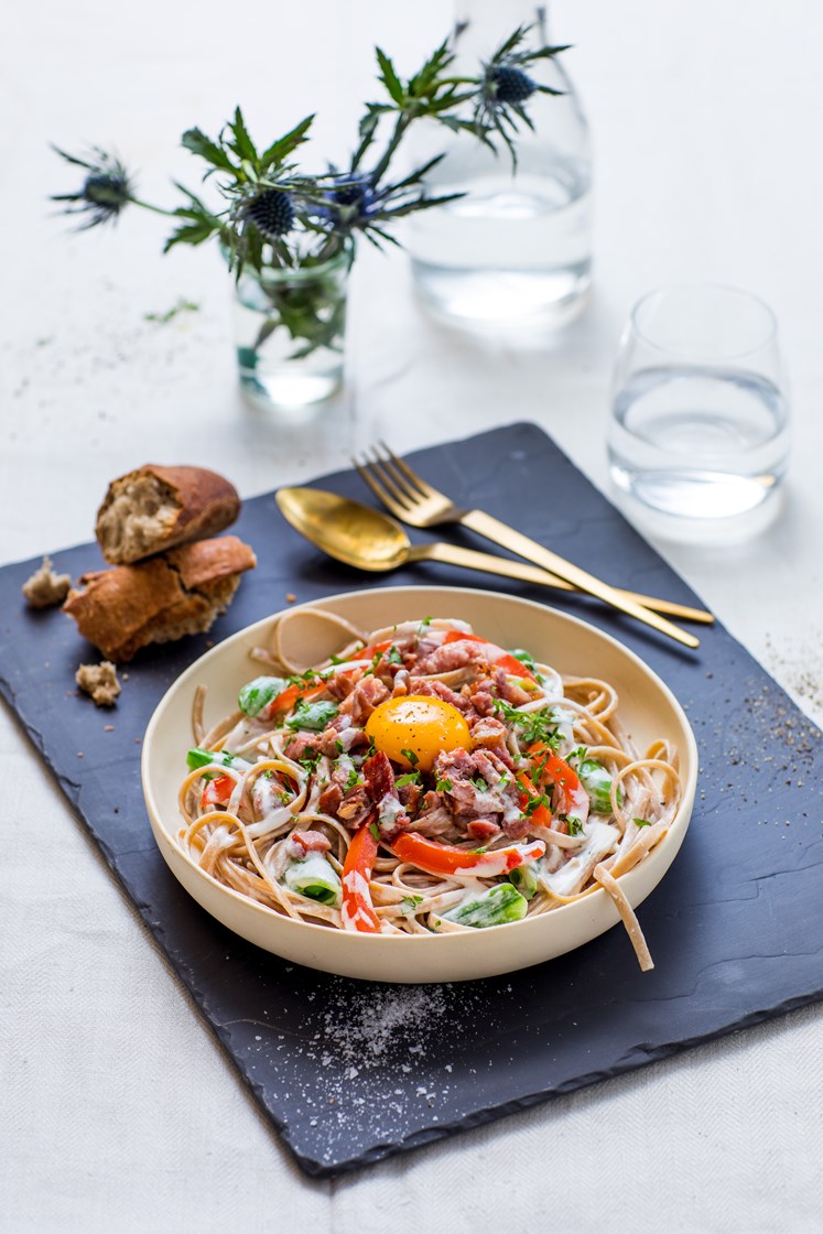 Linguini i "sabayonne fraîche" med sprøstekt bacon, tomat, sukkererter og grove bagetter