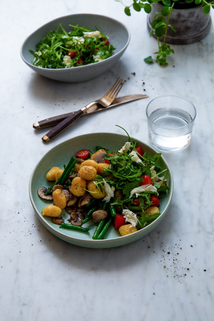 Pannestekt gnocchi med aromasopp og grønne bønner, servert med ruccola- og mozzarellasalat