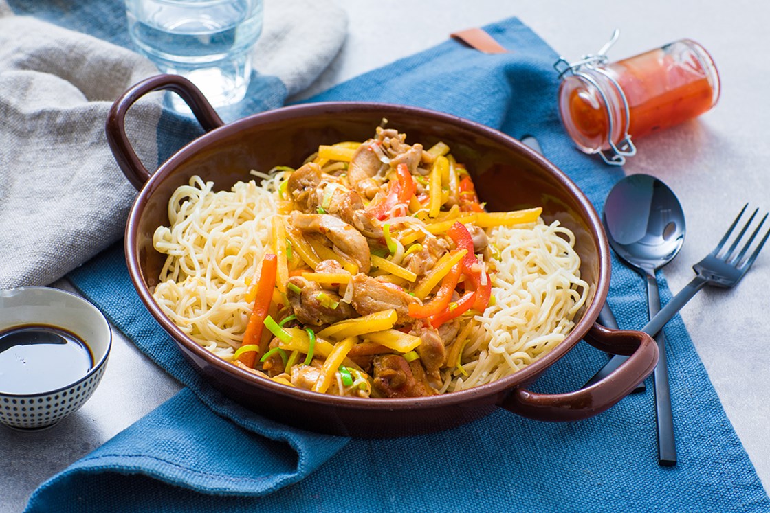 Wok med hoisinsaus og nudler