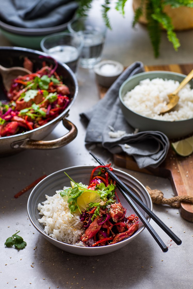 Wok med svinekjøtt, grønnkål, rødbeter og hoisinsaus