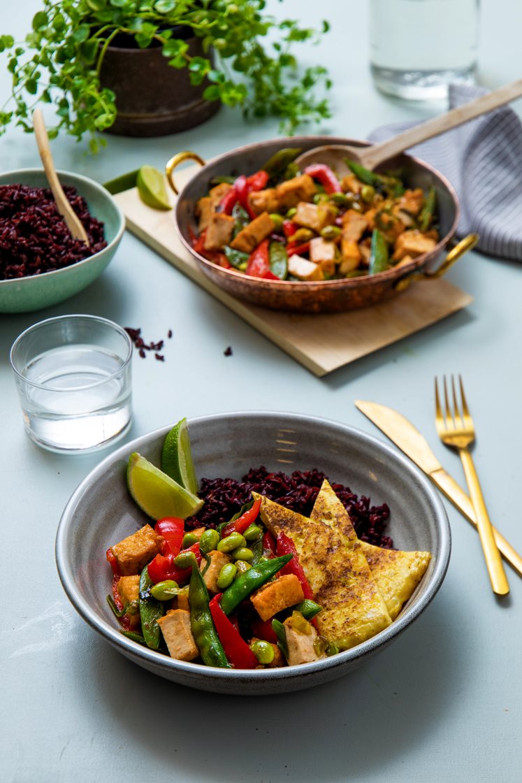 Vegetarisk stir fry med tofu, vårløk, sort ris og lime- og teriyakisaus