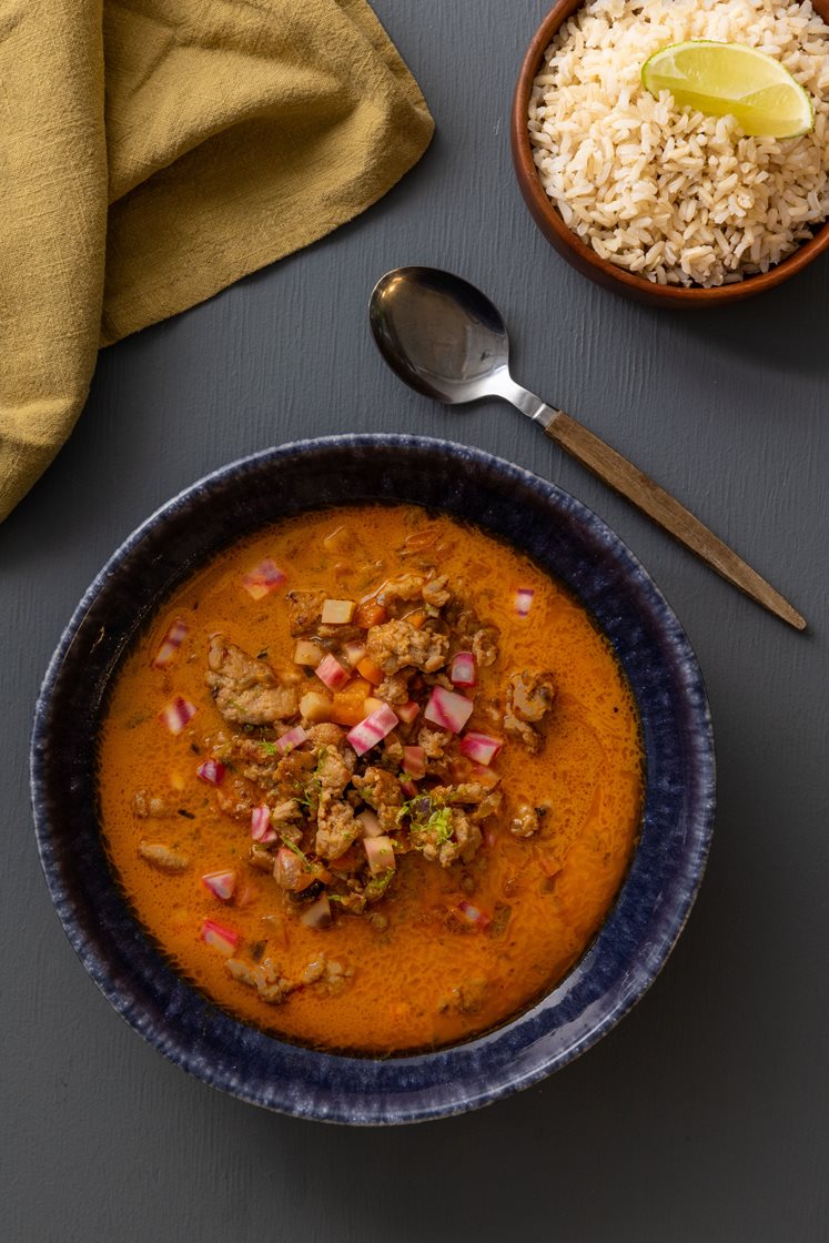 Rød karrysuppe med kylling, bolsjebede og lime