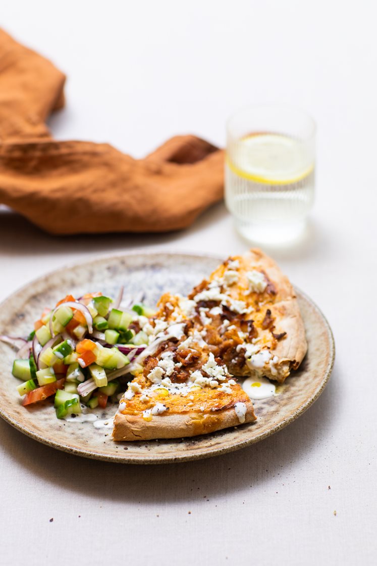 Pizza med ajvar og grillet gyroskjøtt, toppet med friske grønnsaker og urtedressing