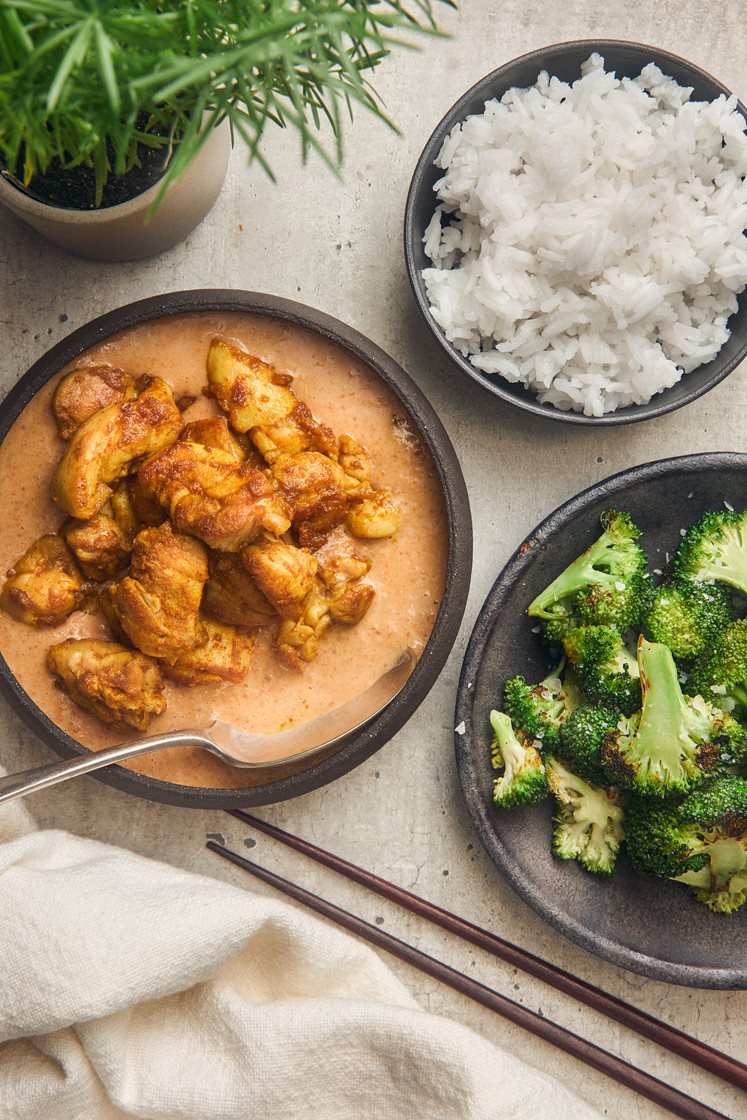 Chicken satay - currystekt Bjärekyckling med jordnötssås och broccoli