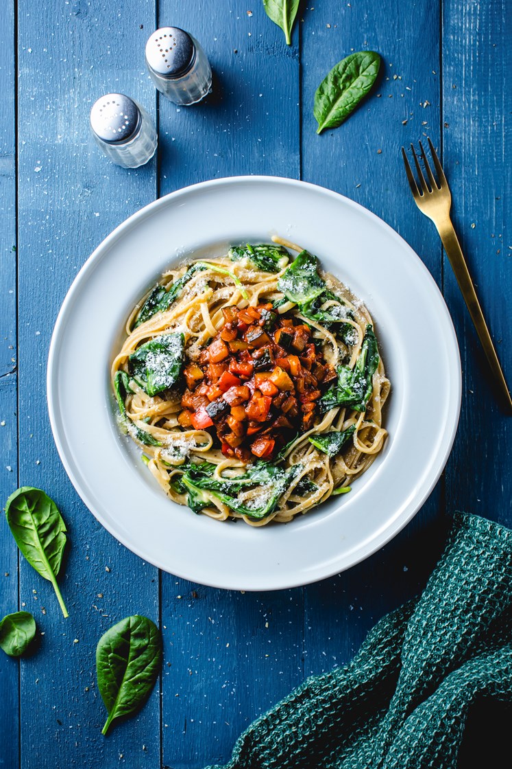 Fullkornslinguini med cottage cheese, spinat og tomatsaus 