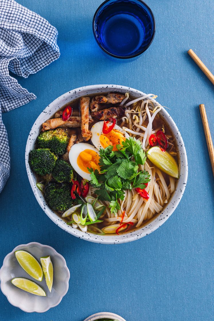 Hverdagsramen-suppe med nudler, kotelet i strimler og smilende æg