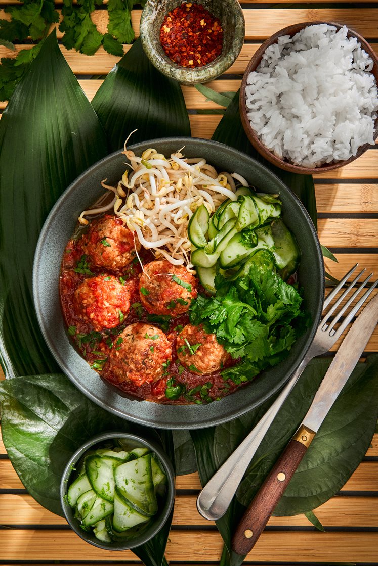 Xiu mai: Vietnamesiske svinekødboller i tomatsauce med lime-syltet agurk, koriander og bønnespirer