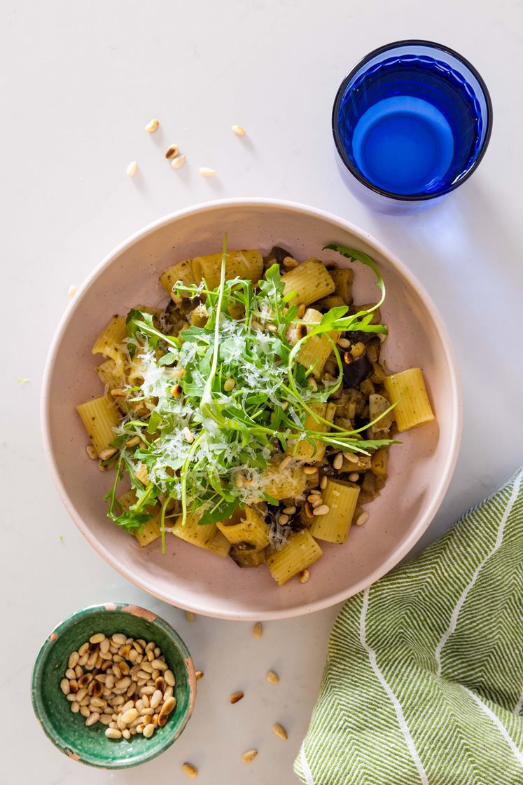 Fuldkornspasta med aubergine, pesto og pinjekerner