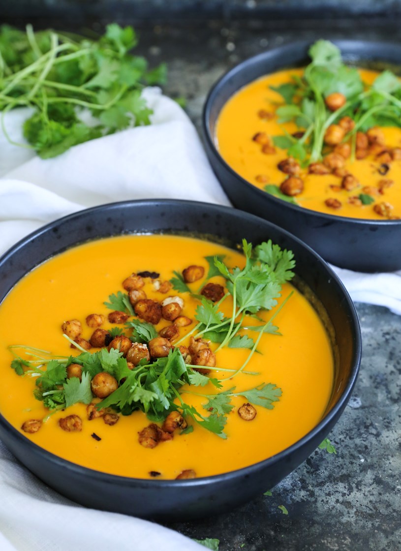 Gulrot- og linsesuppe med spicy kikerter og koriander