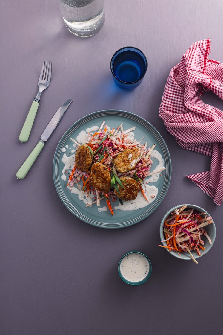 Frikadeller med rødbede/kålsalat og urtedressing