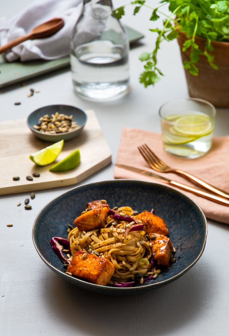 Asiatisk nudelsalat med laks, hoisinsaus og ristede kjerner