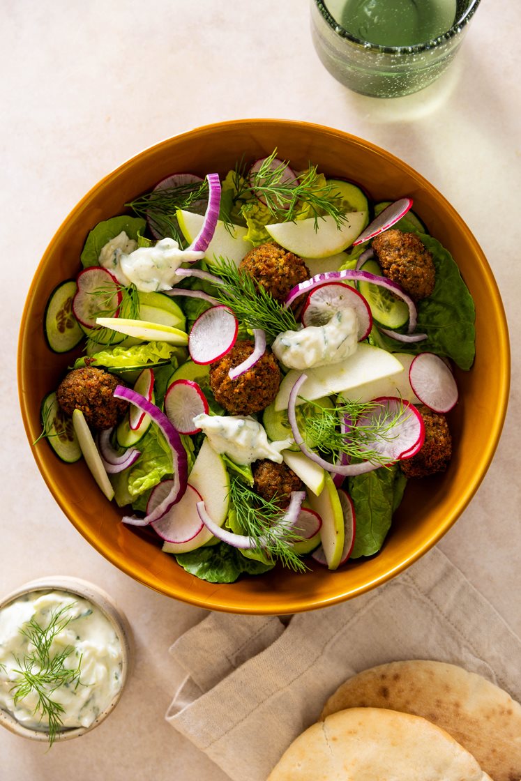 Falafler i frisk æble/dildsalat med hjemmelavet tzatziki og pitabrød