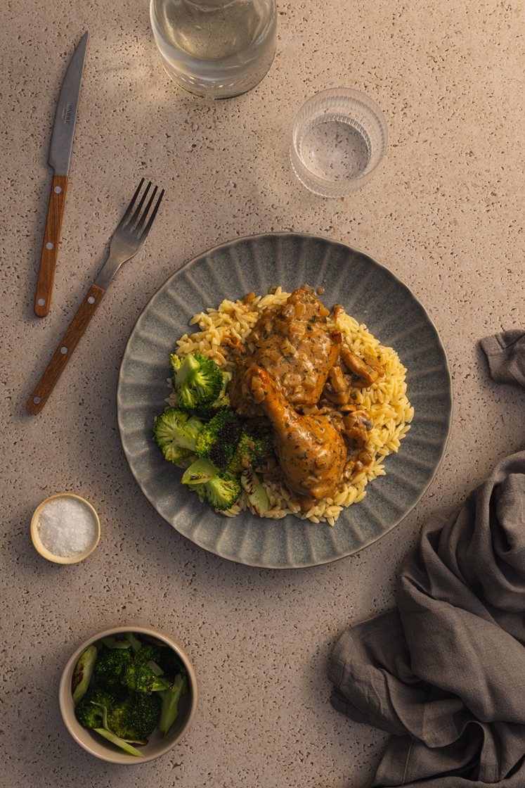 Provencekrydret kyllinglår i estragon- og soppsaus med pannestekt brokkoli og risoni