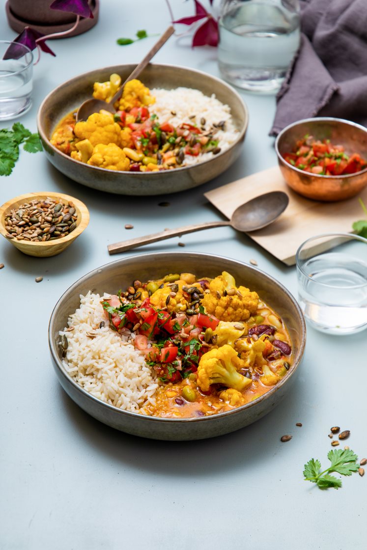 Indisk blomkålcurry med bønner, fullkornsris og tomat- og koriandersalat