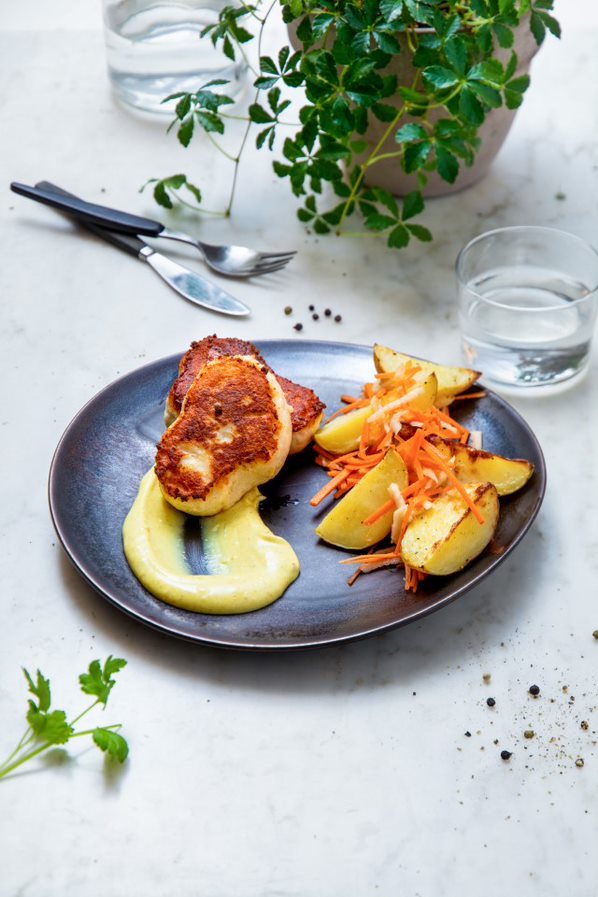 Hjemmelagde fiskekaker med frisk råkostsalat, ovnsbakte poteter og karriaioli