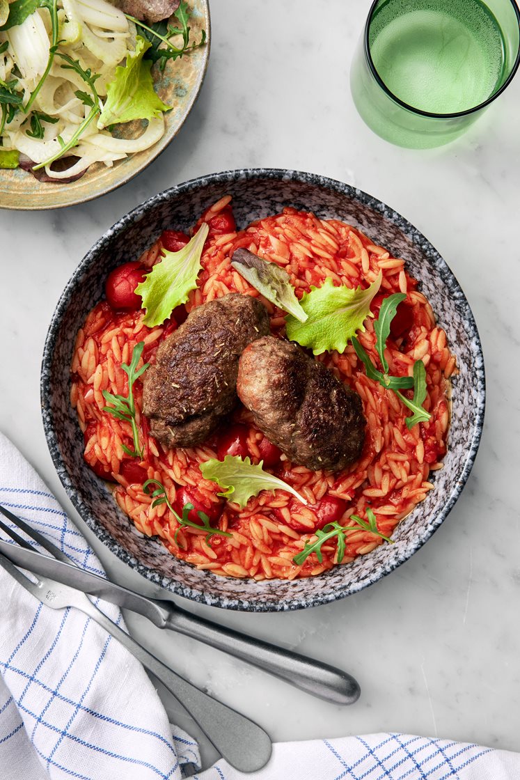 Rosmarin- och parmesanjärpar med risoni arrabbiata och fänkålssallad