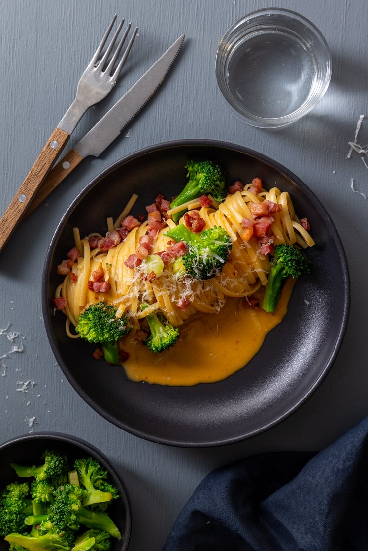 Linguine carbonara med pancetta, broccoli og gochujang