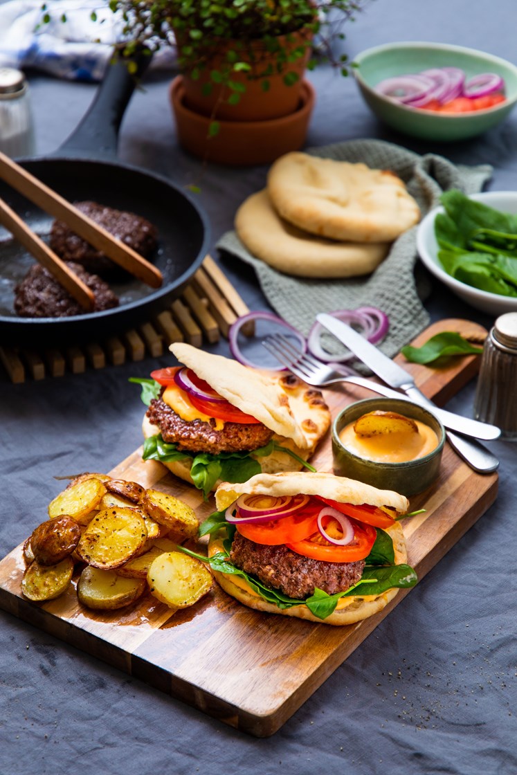 Karbonadesandwich med speilegg og potetskiver