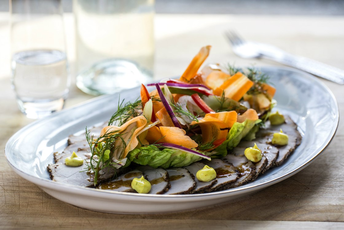 Middagssalat med skinkestek og karrisaus