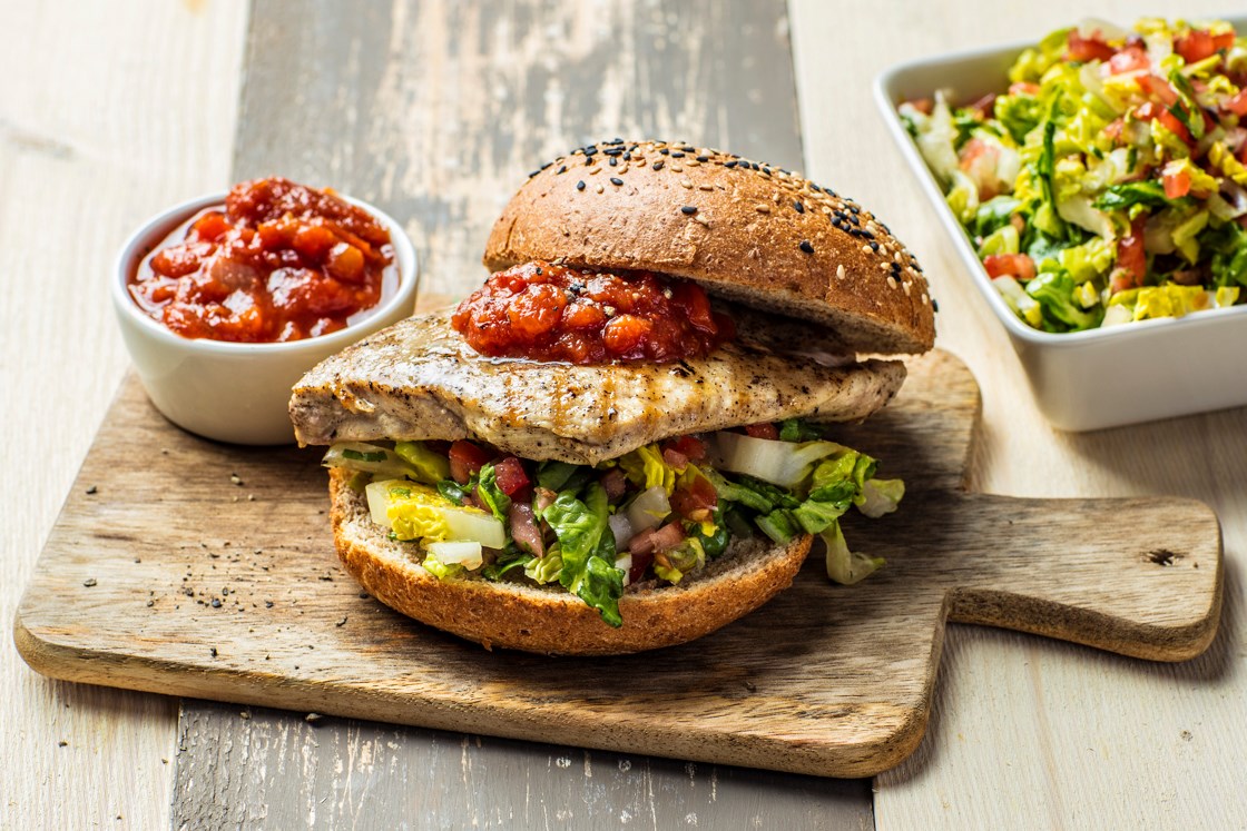 Kyllingburger med salsa og salat