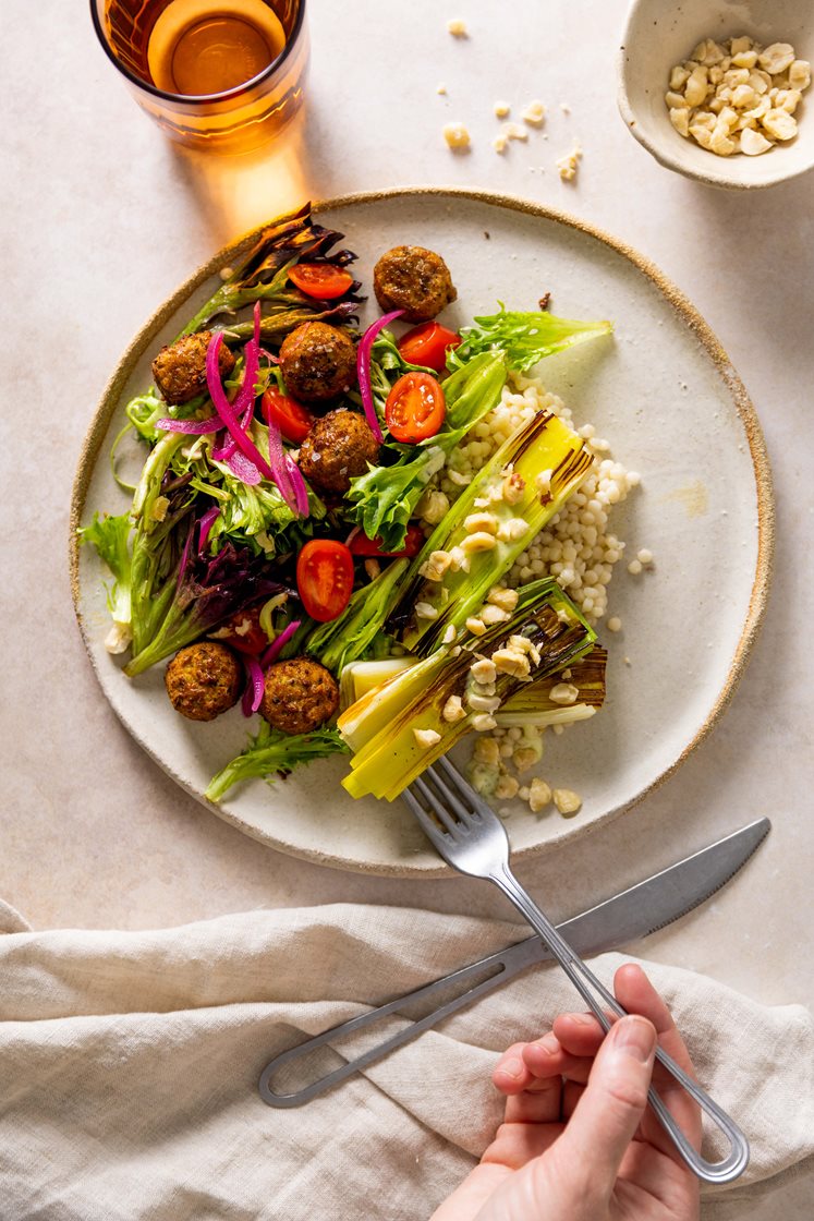 Falafler med perlecouscoussalat, stekt purre med ramsløkaioli, syltet rødløk og hasselnøtter