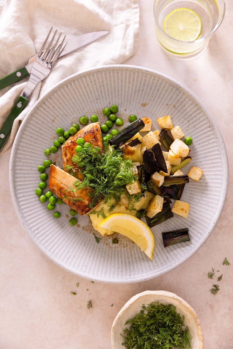 Smørstekt seifilet med bakt purreløk og selleri, servert med potetmos og dill