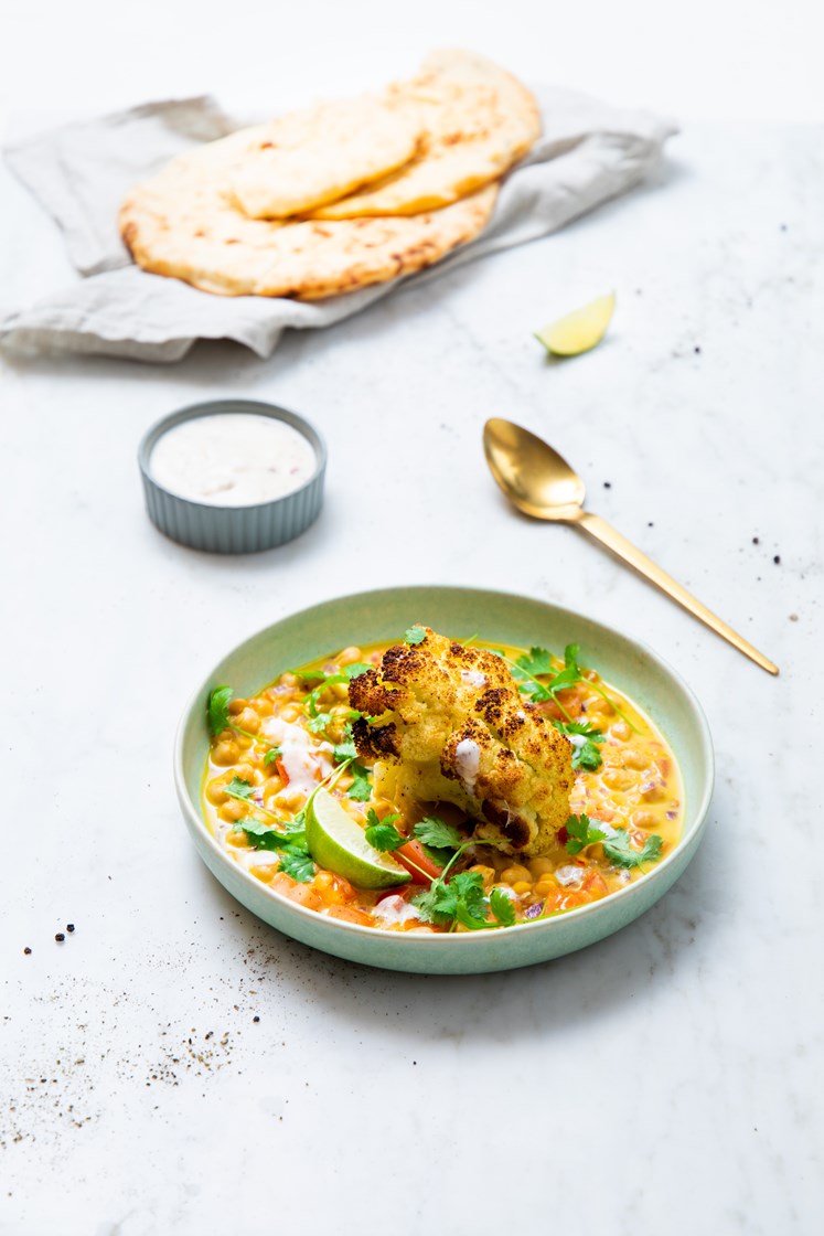 Currygryte med helstekt blomkål, nanbrød og mangodressing