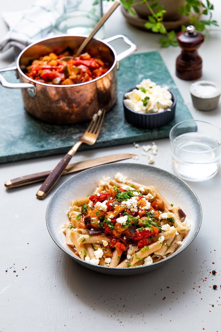 Fullkornspasta med auberginesaus og fetaost