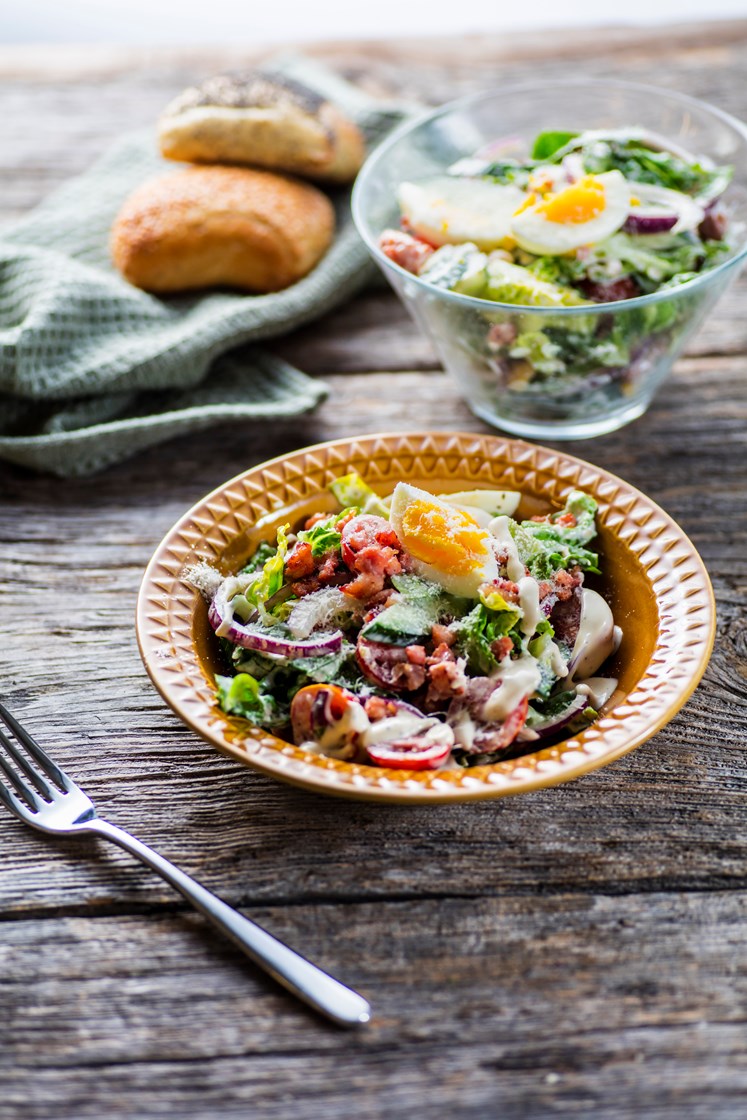 Salat med friske grønnsaker, egg, bacon og cæsardressing