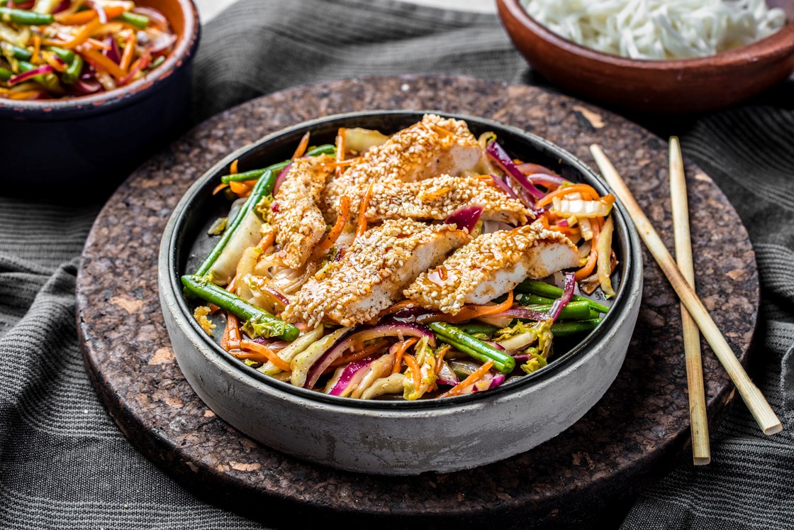 Sesambakt kyllingbryst med risnudler og sweet chilisaus med hoisin