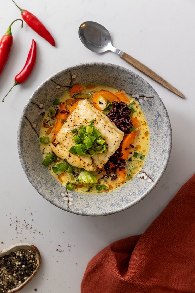 Kremet asiatisk fiskesuppe med ponzubakt torsk, pak choy og svart ris