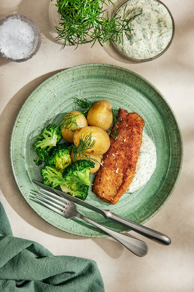 Frasig kolja med dillig sås, broccoli och nykokt potatis