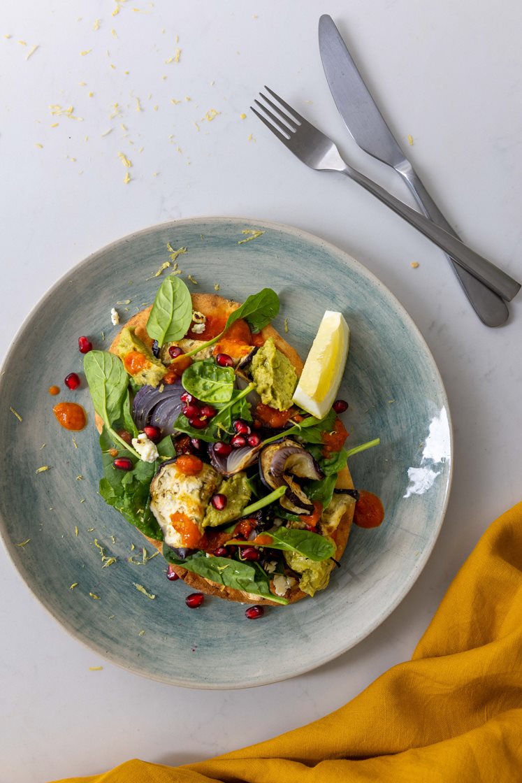 Nanpizza med valnøttdipp, feta og ovnsbakt aubergine, servert med granateplesalat 