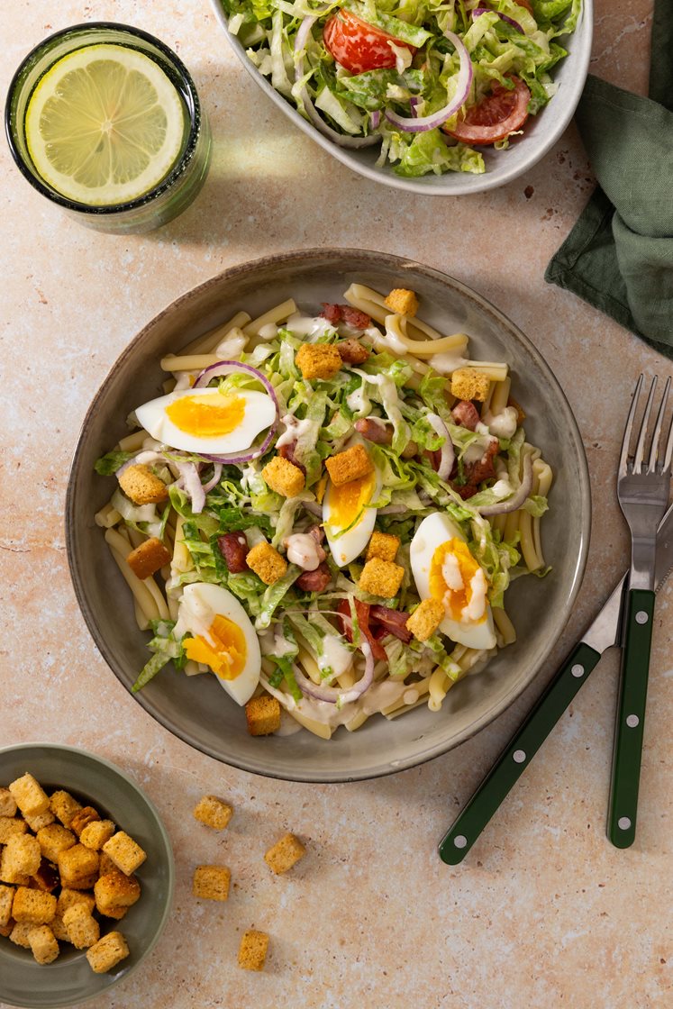 Pastasalat med bacon, egg og cæsardressing