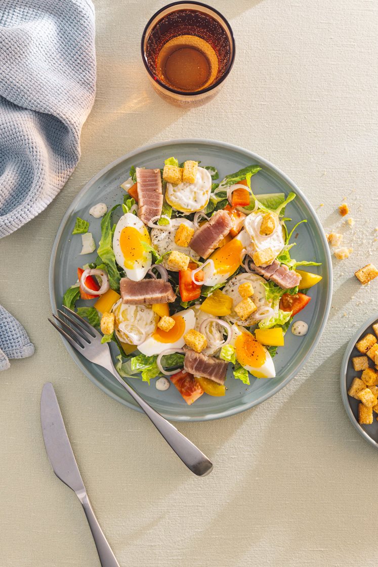 Salat med fersk tunfisk og egg, servert med potetsalat med estragonmajones
