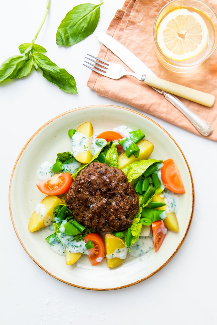 Grillede grønne hakkebøffer og salat med kartofler