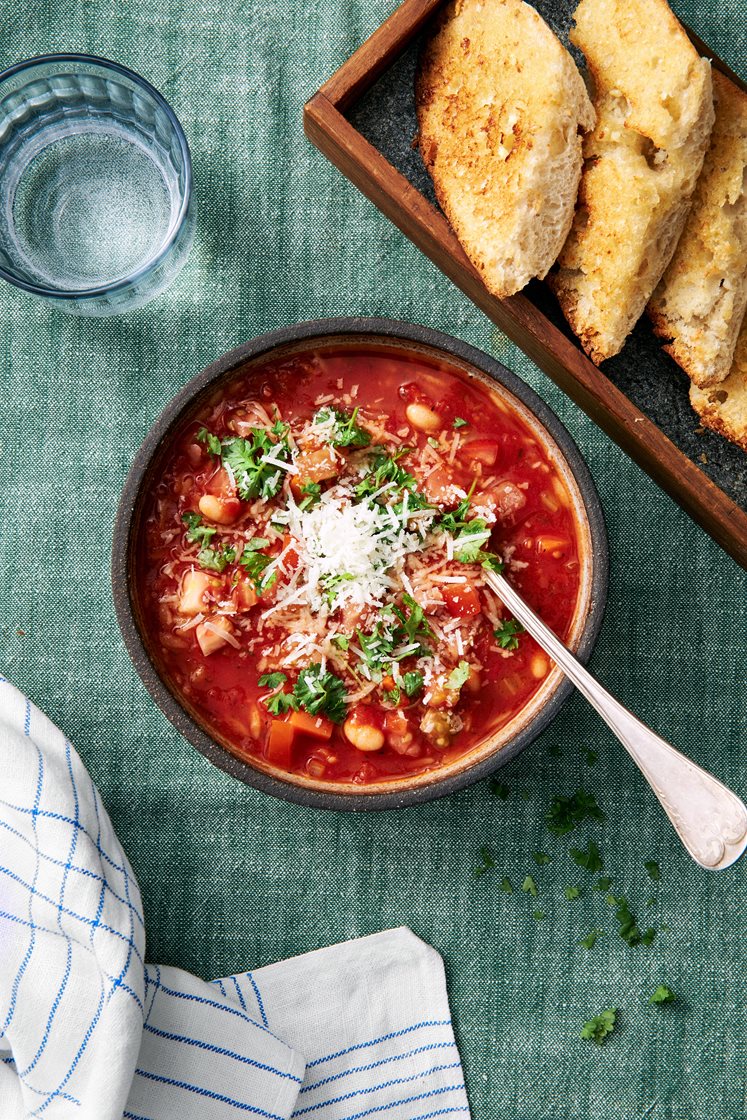 Vegetarisk minestrone med parmesan och vitlöksbröd
