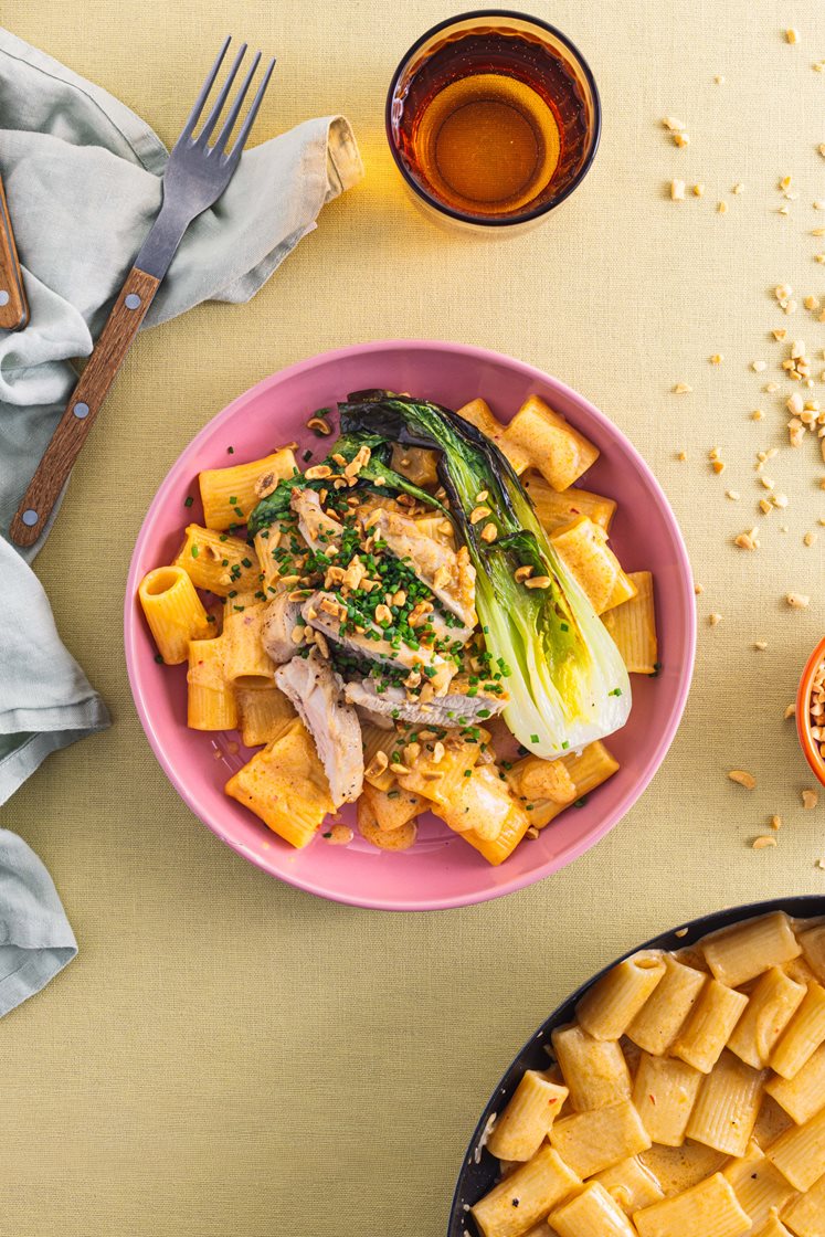 Kremet spicy umami pasta med pannestekt kyllinglårfilet, pak choy og peanøtter