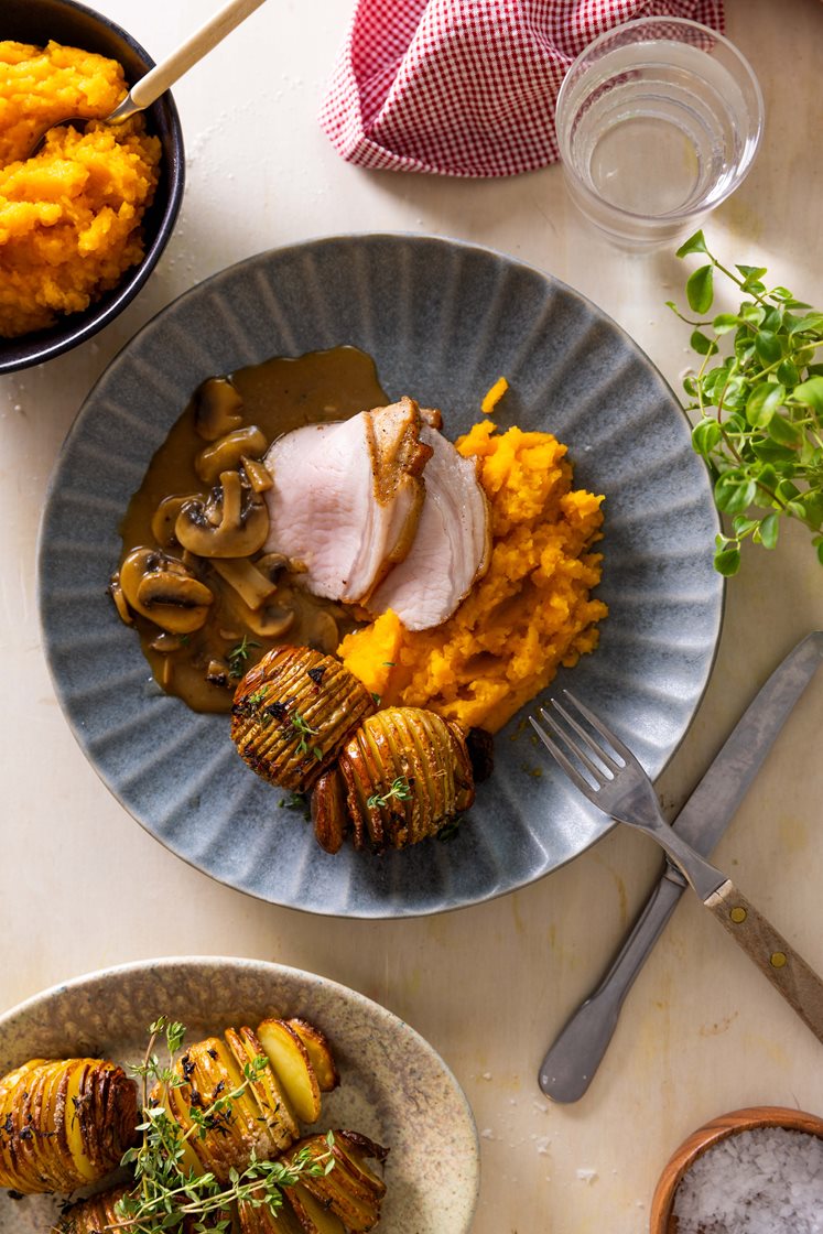 Filetstykke av svin med hasselbackpoteter, rotmos og steinsoppsaus